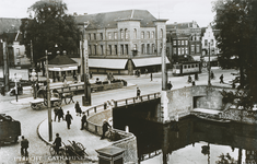 863306 Gezicht op de Catharijnebrug over de Stadsbuitengracht te Utrecht met op de achtergrond het Vredenburg. Links ...